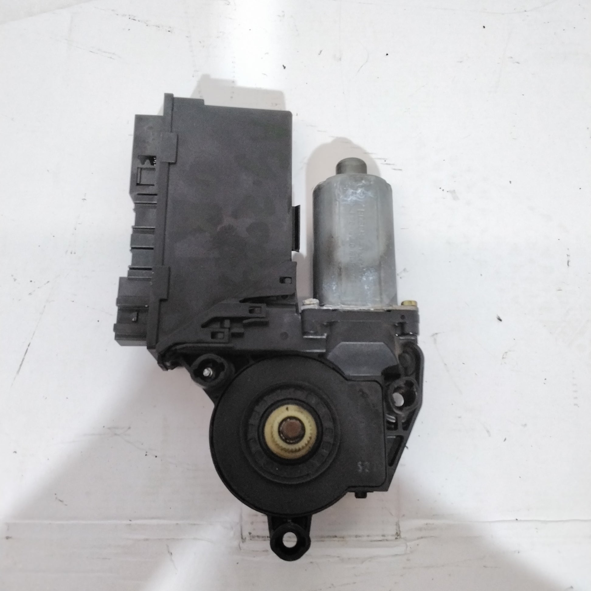 Motorino alzavetro anteriore destro audi A4 2003 cod: 9700105991106
