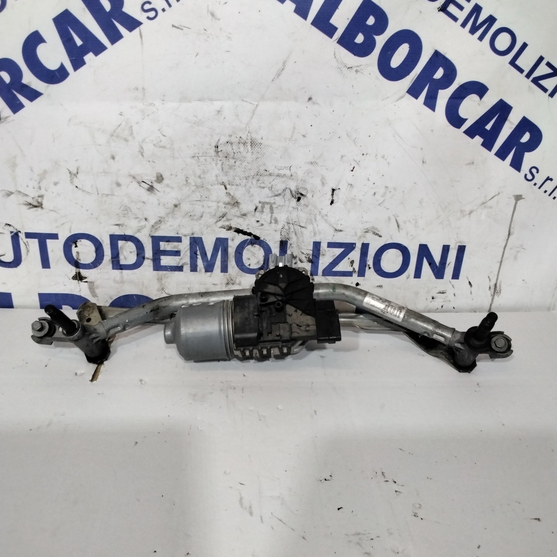 Motor del limpiaparabrisas delantero Peugeot 208 2012 cód: 3397021391