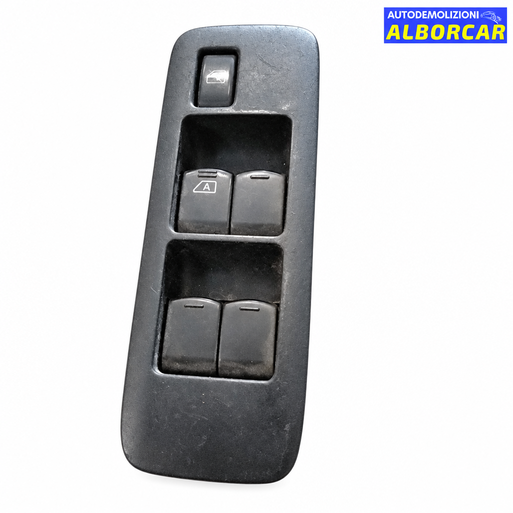 Pulsantiera alzavetro anteriore sinistra Nissan Qashqai su sfondo bianco con logo Alborcar