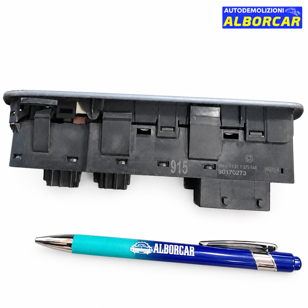 Pulsantiera alzavetro anteriore sinistra Peugeot 308 su sfondo bianco con logo Alborcar, retro con codice