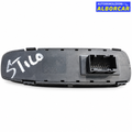 Pulsantiera alzavetro anteriore sinistro Fiat Stilo su sfondo bianco con logo Alborcar, retro con codice