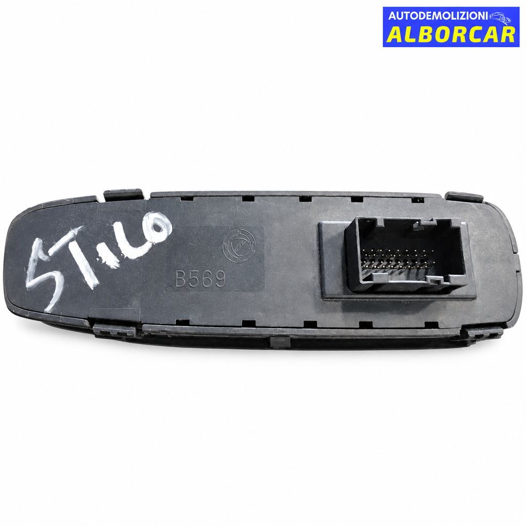 Pulsantiera alzavetro anteriore sinistro Fiat Stilo su sfondo bianco con logo Alborcar, retro con codice