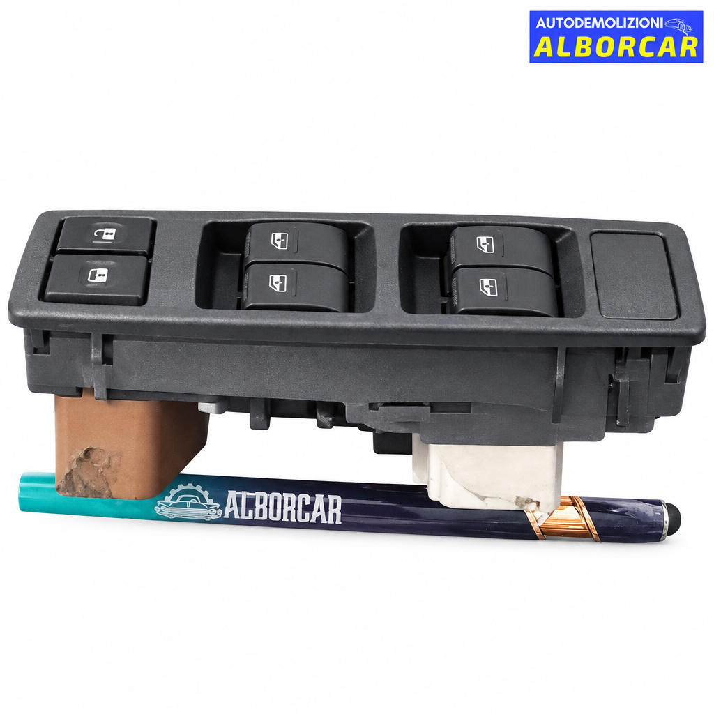 Pulsantiera alzavetro anteriore sinistra Renault Megane su sfondo bianco con logo Alborcar, retro