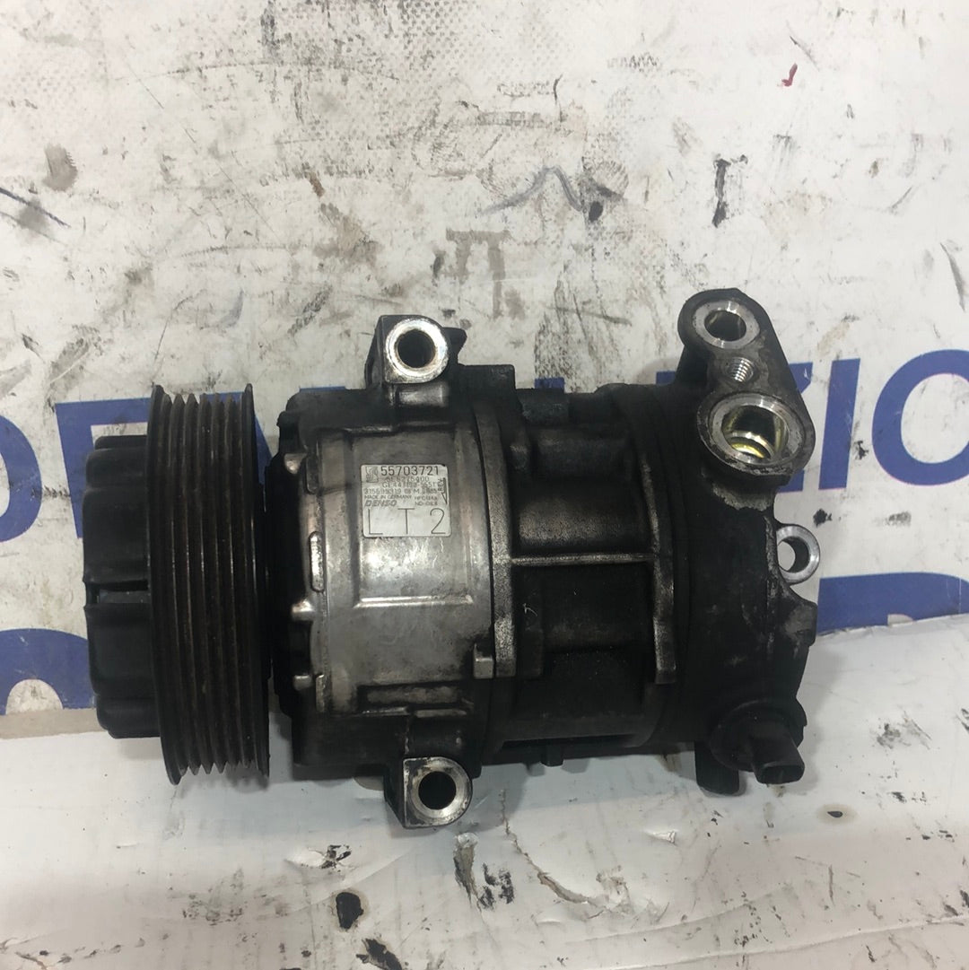 Compresor de aire acondicionado Opel Corsa D código: 55703721