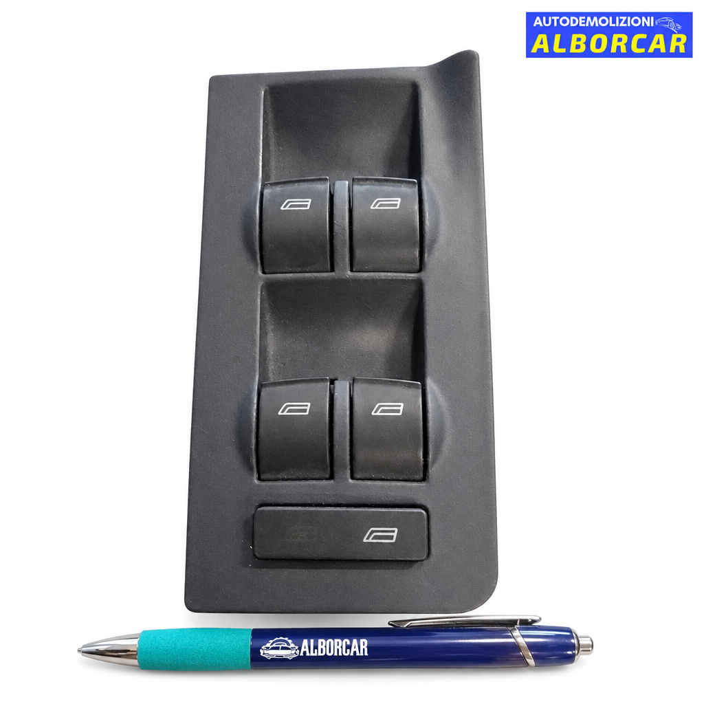 Pulsantiera alzavetro anteriore sinistra Audi A6 su sfondo bianco con logo Alborcar