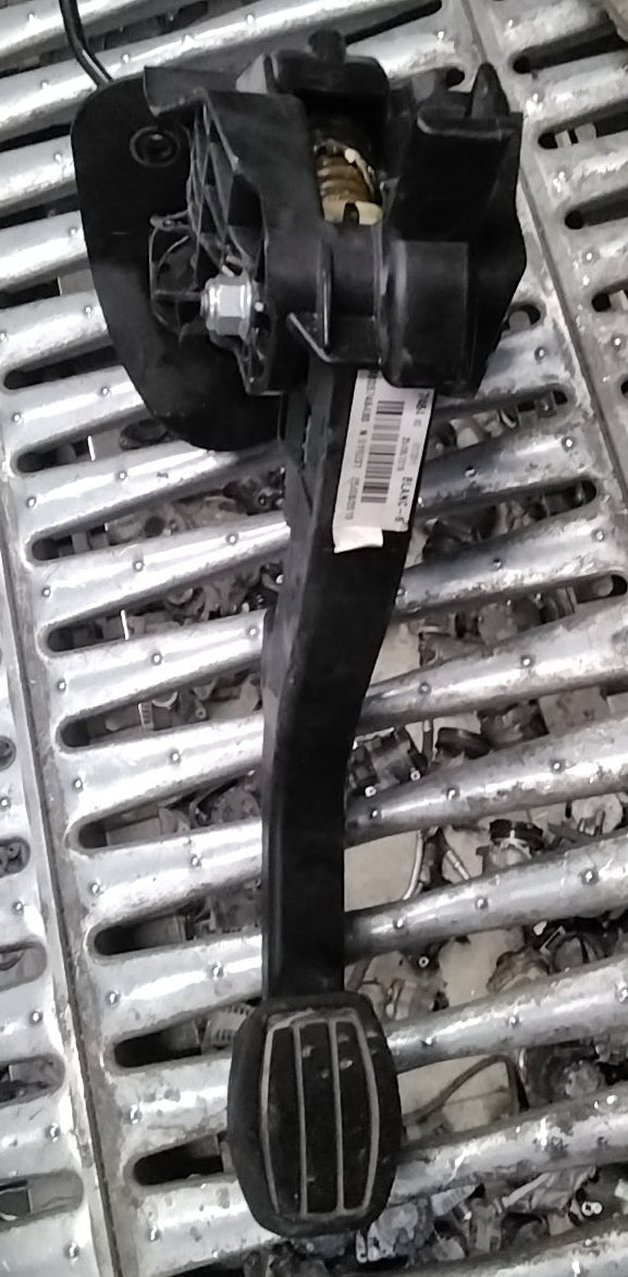 Pedale frizione peugeot 308 codice 9805746480