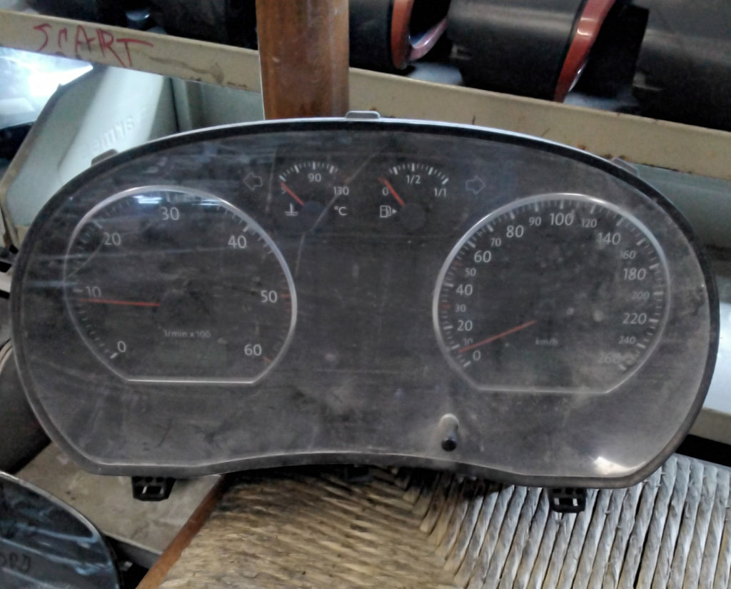 Quadro strumenti contachilometri Volkswagen Polo 4 serie anno 2001-2009 codice 88311330
