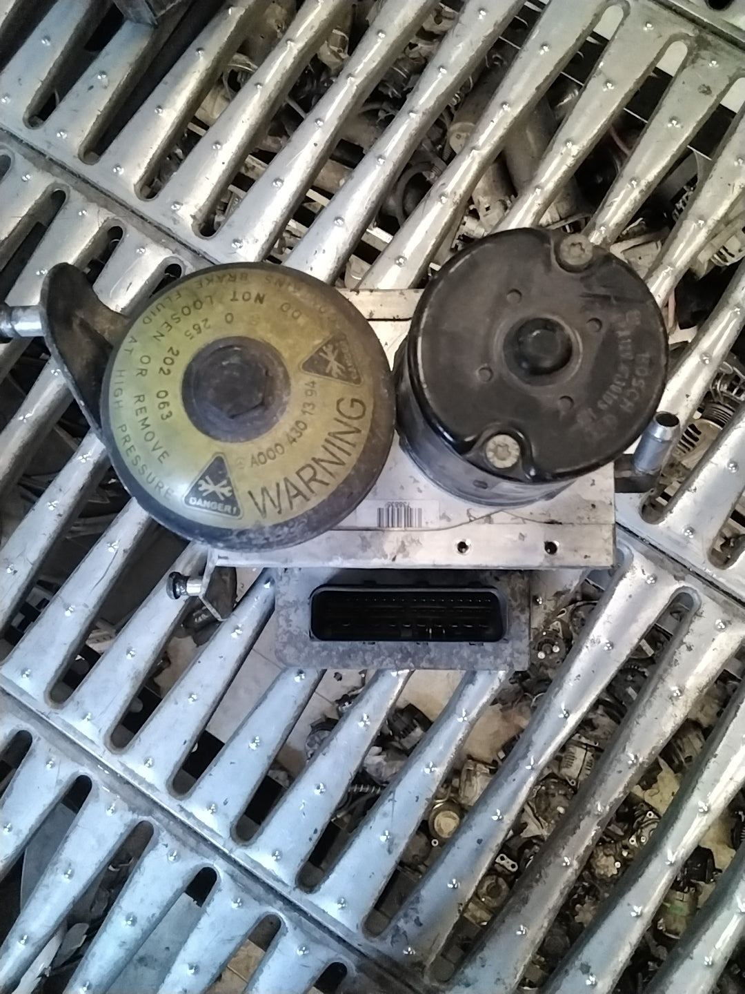 Centralina pompa/accumulatore abs  mercedes classe E codice 0265202063
