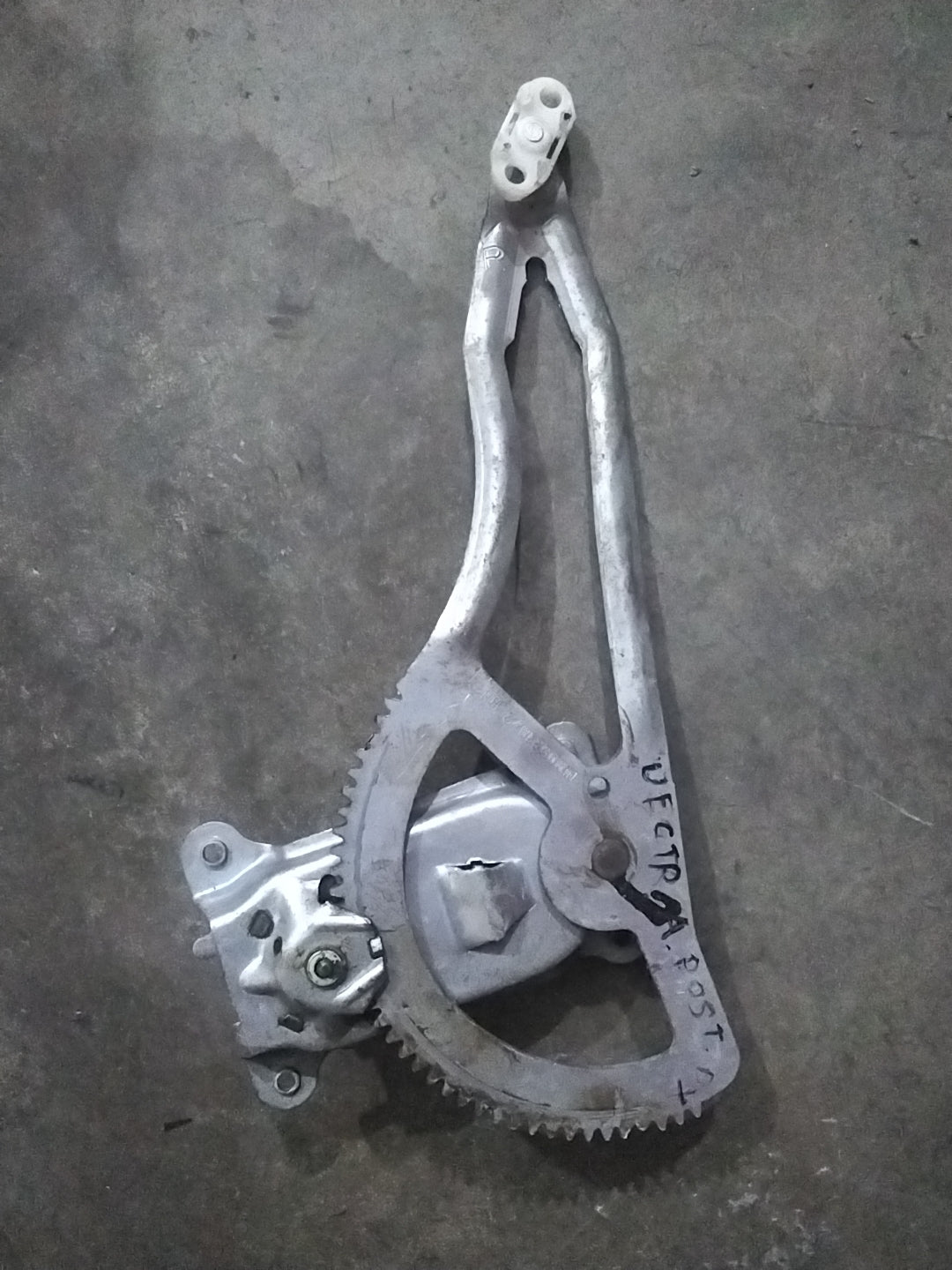 Alzavetro posteriore destro opel vectra codice 90521872