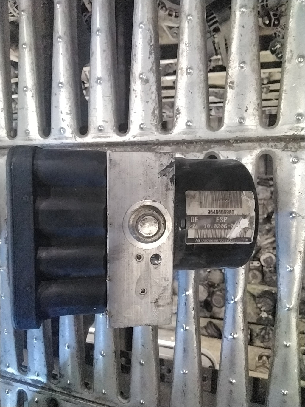 Bomba de centralita ABS Citroën C5 2.0 diésel año 2003 código: 10096011283