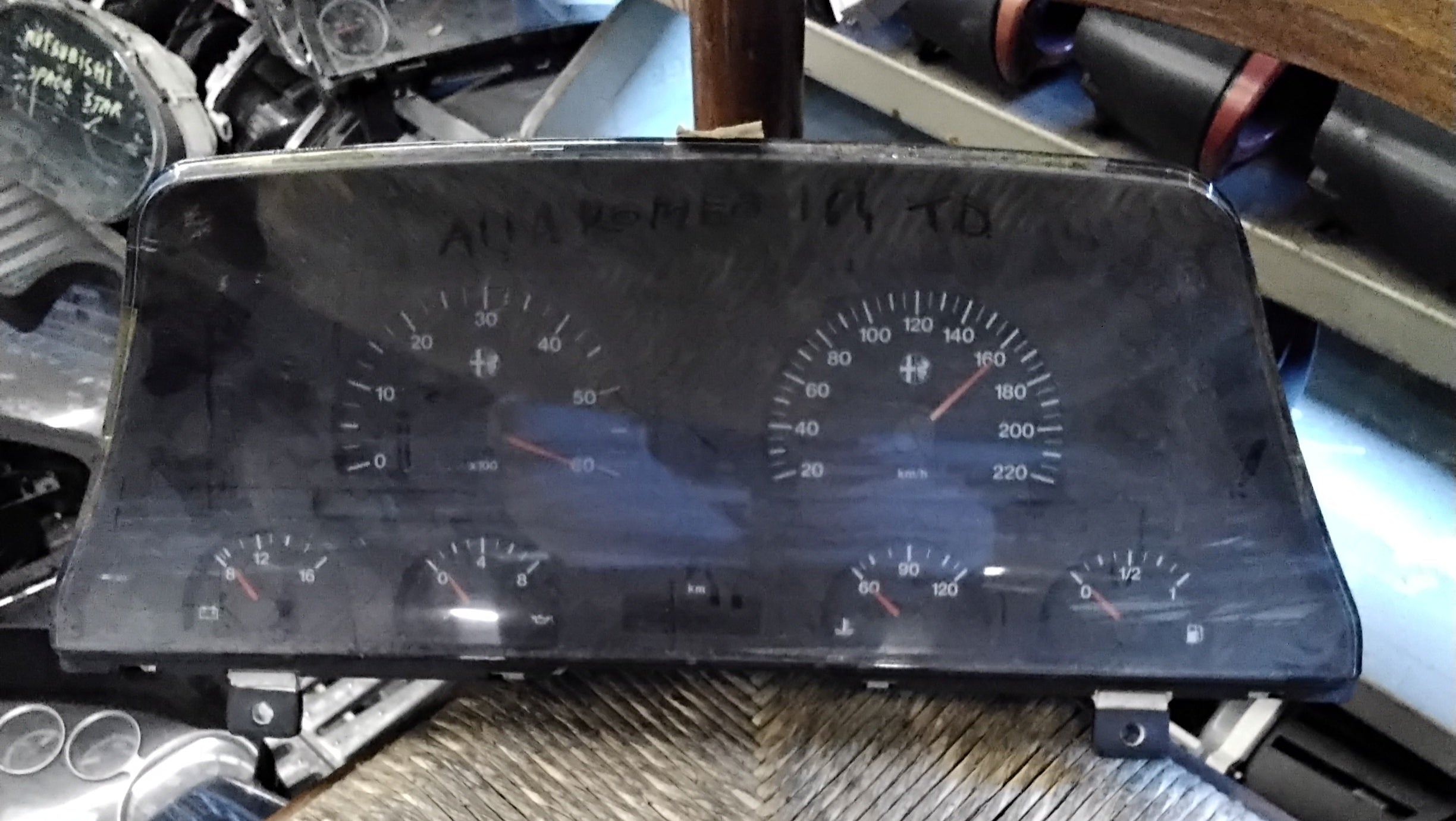 Cuadro de instrumentos / cuentakilómetros Alfa Romeo 164 código 25064657