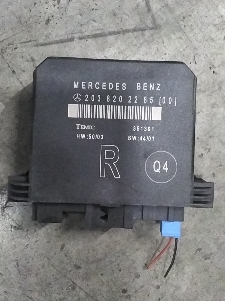 Centralina portiera destra Mercedes classe C codice 2038202285