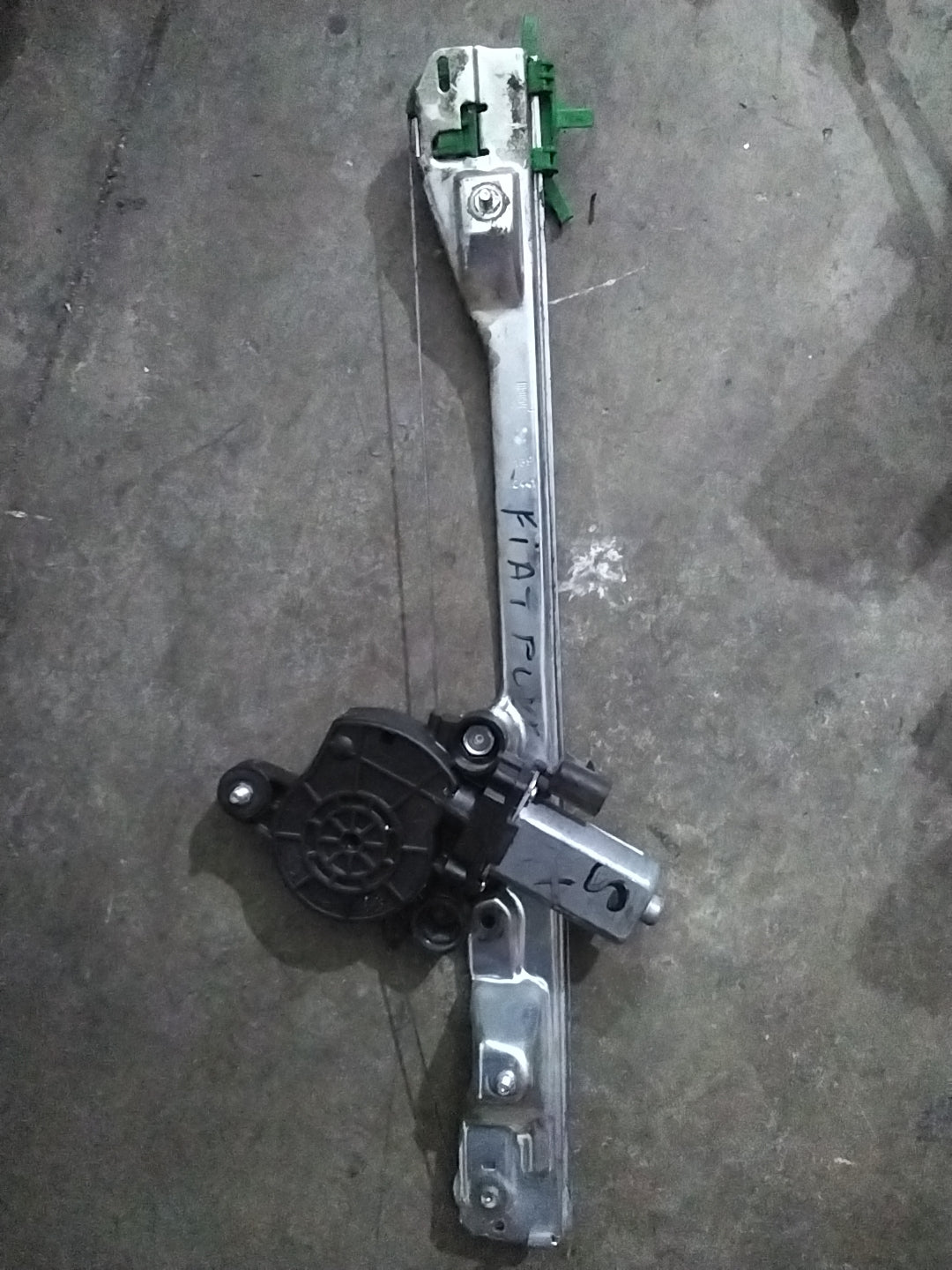 Motorino alzavetro fiat punto anteriore sinistro codice 139C441