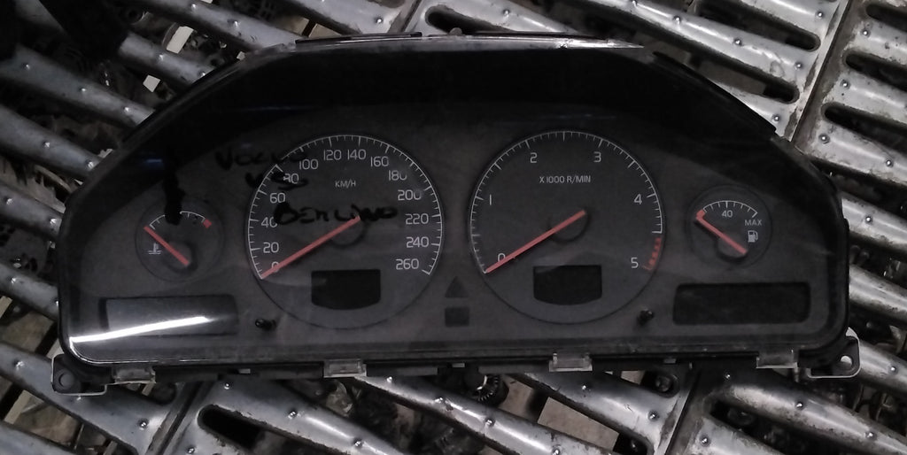 Quadro strumenti contachilometri volvo v70 codice 9472452