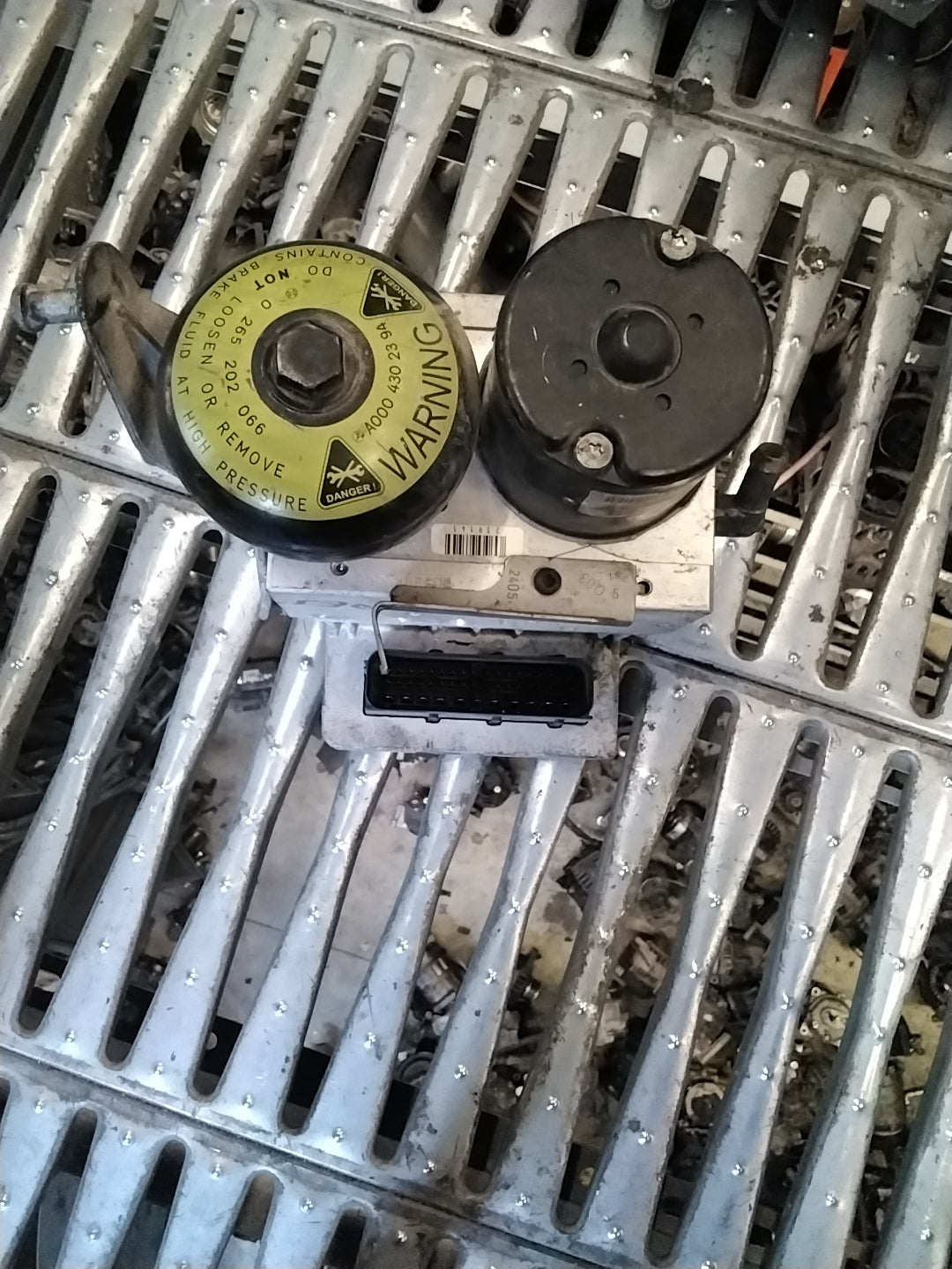 Centralina pompa/accumulatore abs  mercedes classe E codice 0265202066