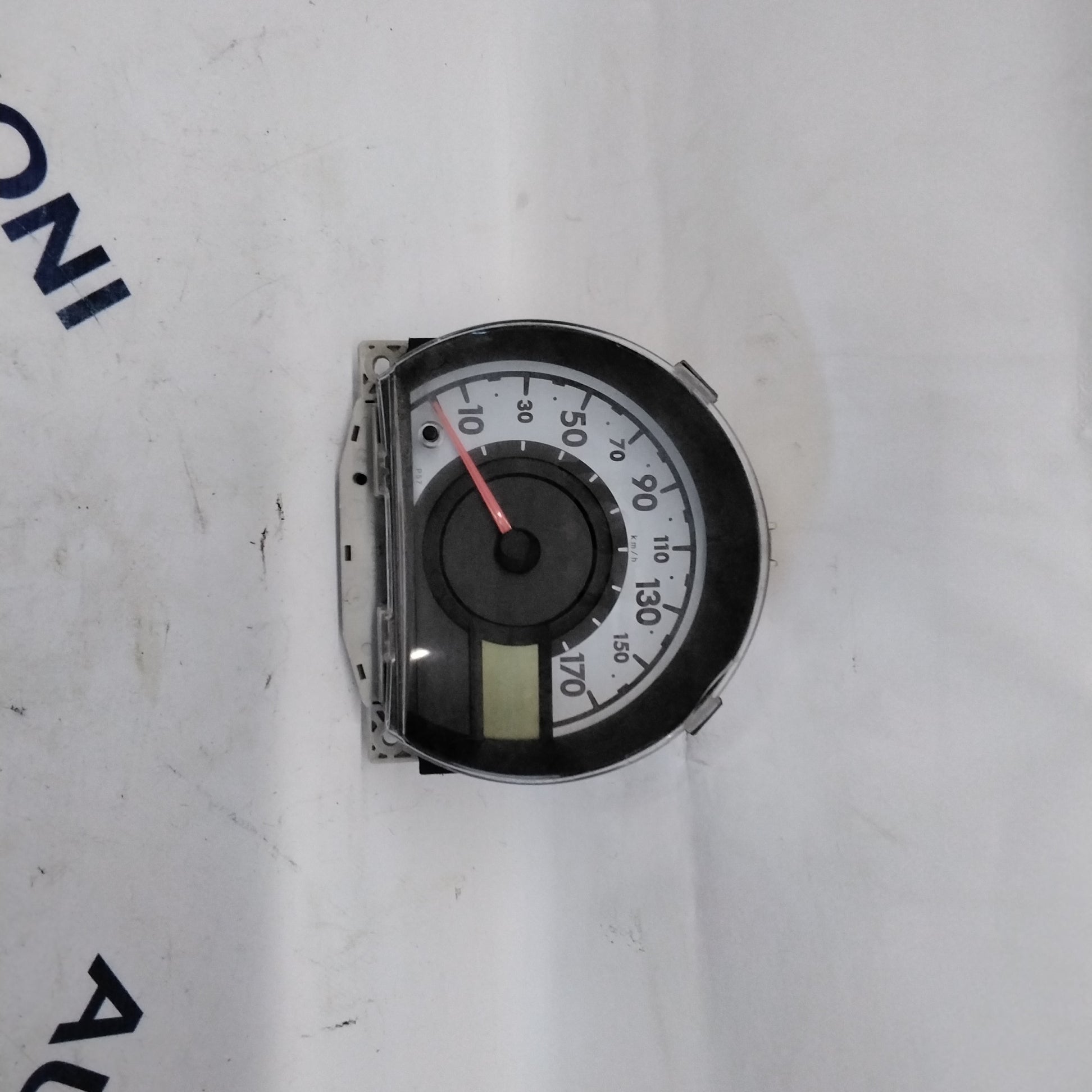 dashboard/speedometer/instrument panel Peugeot 107 year: 2005 code: 838000H (sf7p2)