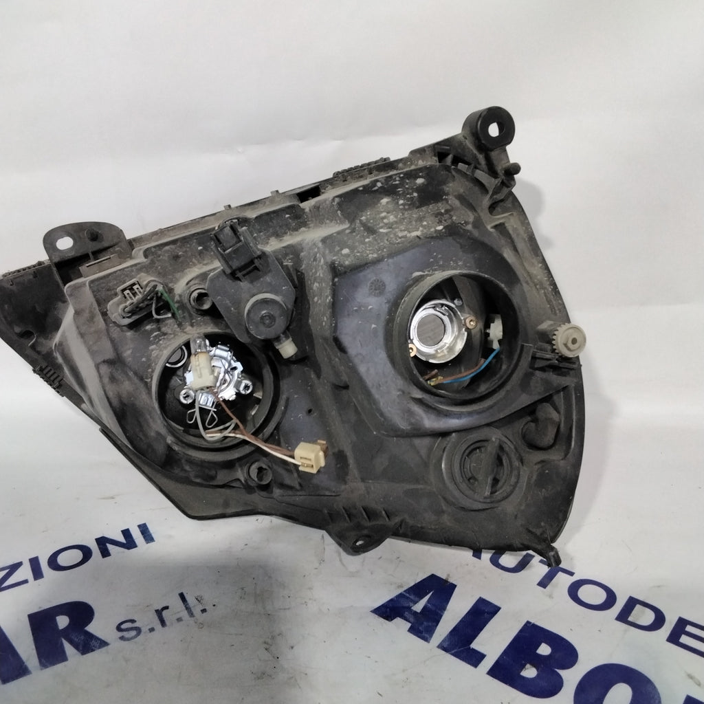 Left headlight Renault Clio year 2003 code: 15601700