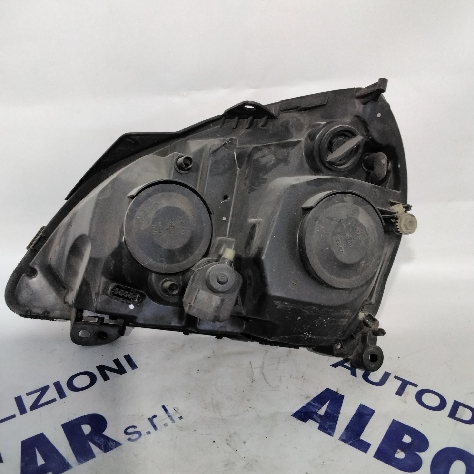 Renault Clio right headlight year 2003/06 code: 15601800