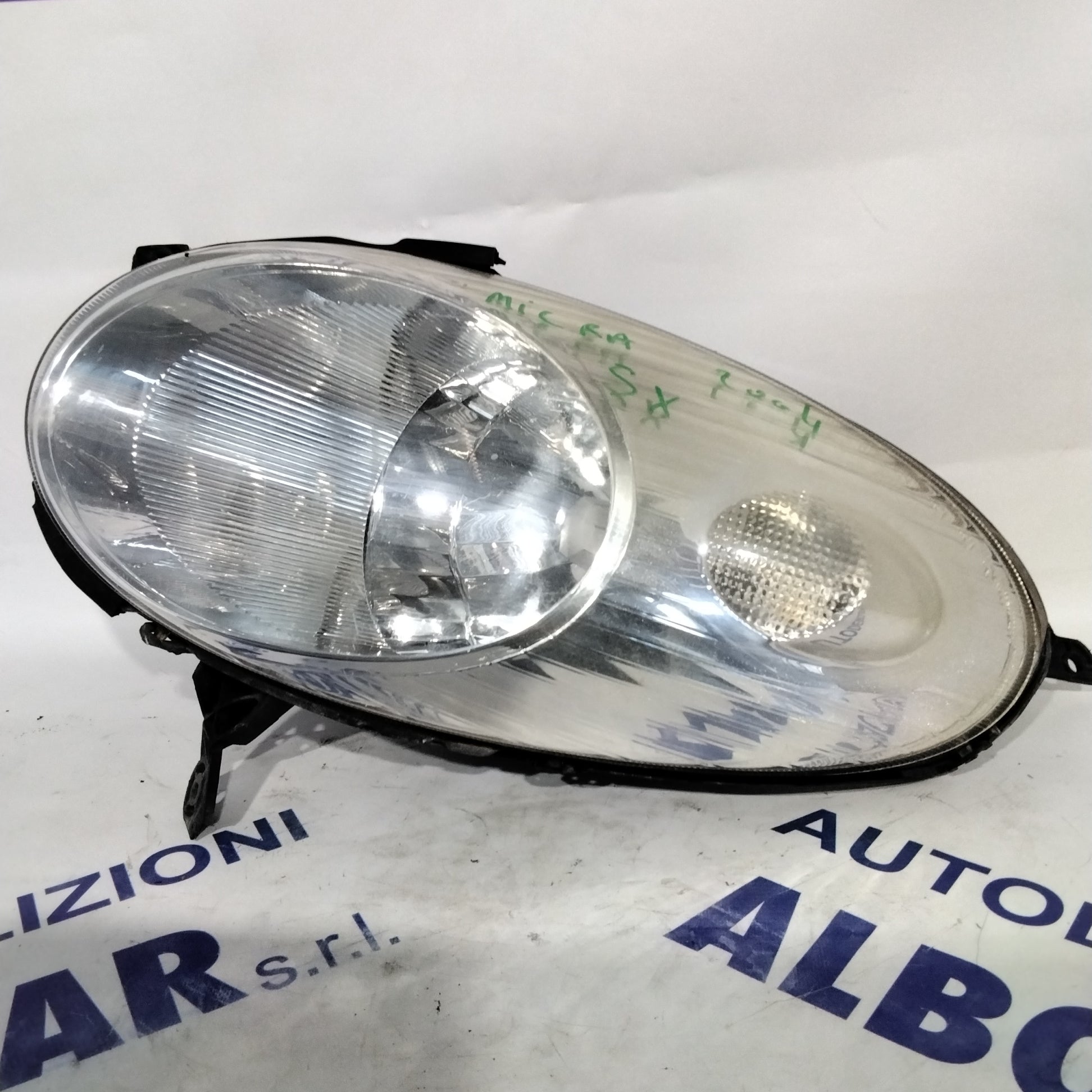 Faro fanale nissan micra sinistro anno 2005 codice: 89900074 (sf8p4)