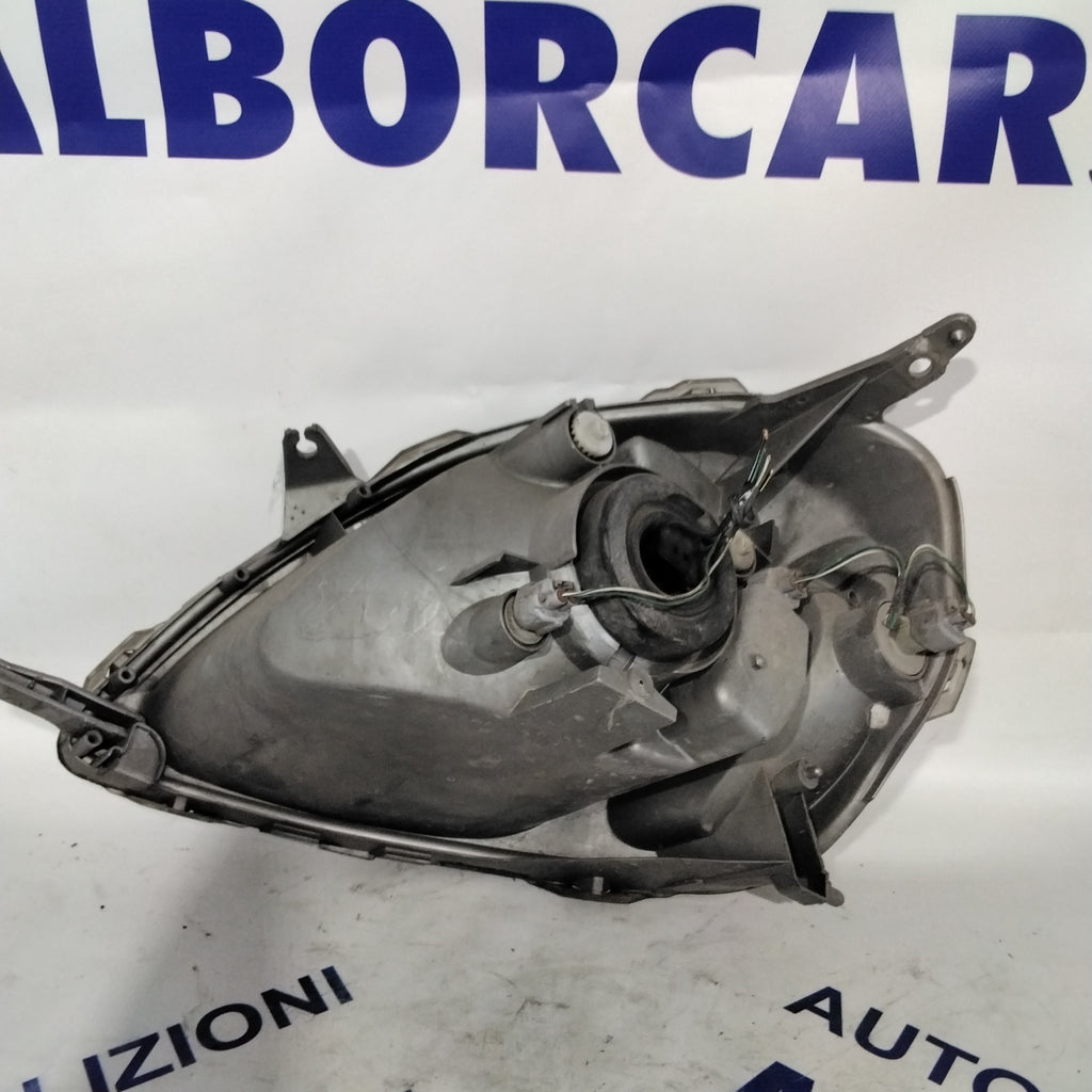 Left headlight Toyota Yaris year 2003 code: 21211A2L (sf8p4)