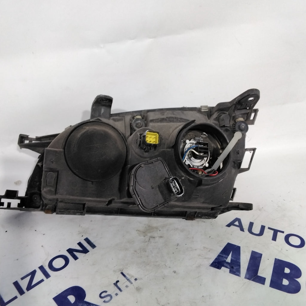 Right headlight Toyota Avensis year 2000 code: 54533365(sf8p4)