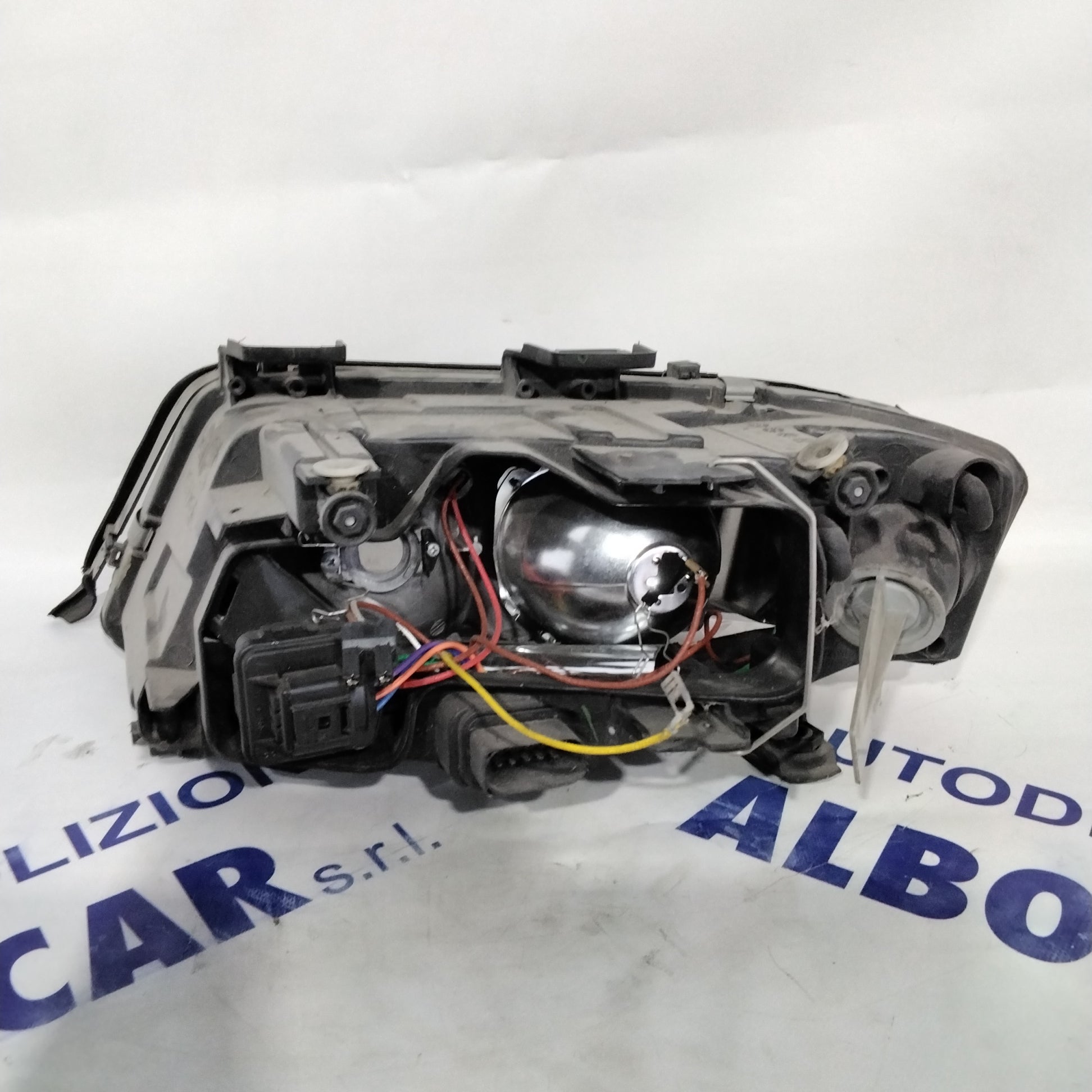 Audi A6 left headlight year 2000 code: 151411102L (sf8p5)