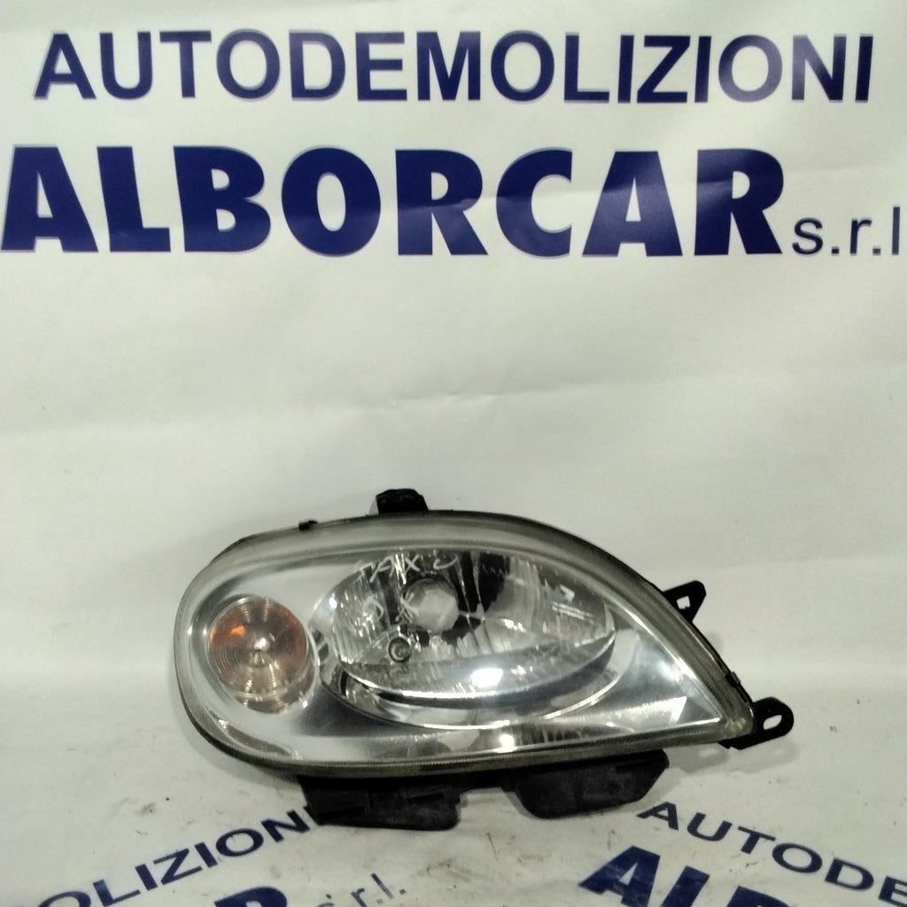Right headlamp Citroen Saxo year 2001 code: 89004404 (sf8p4)