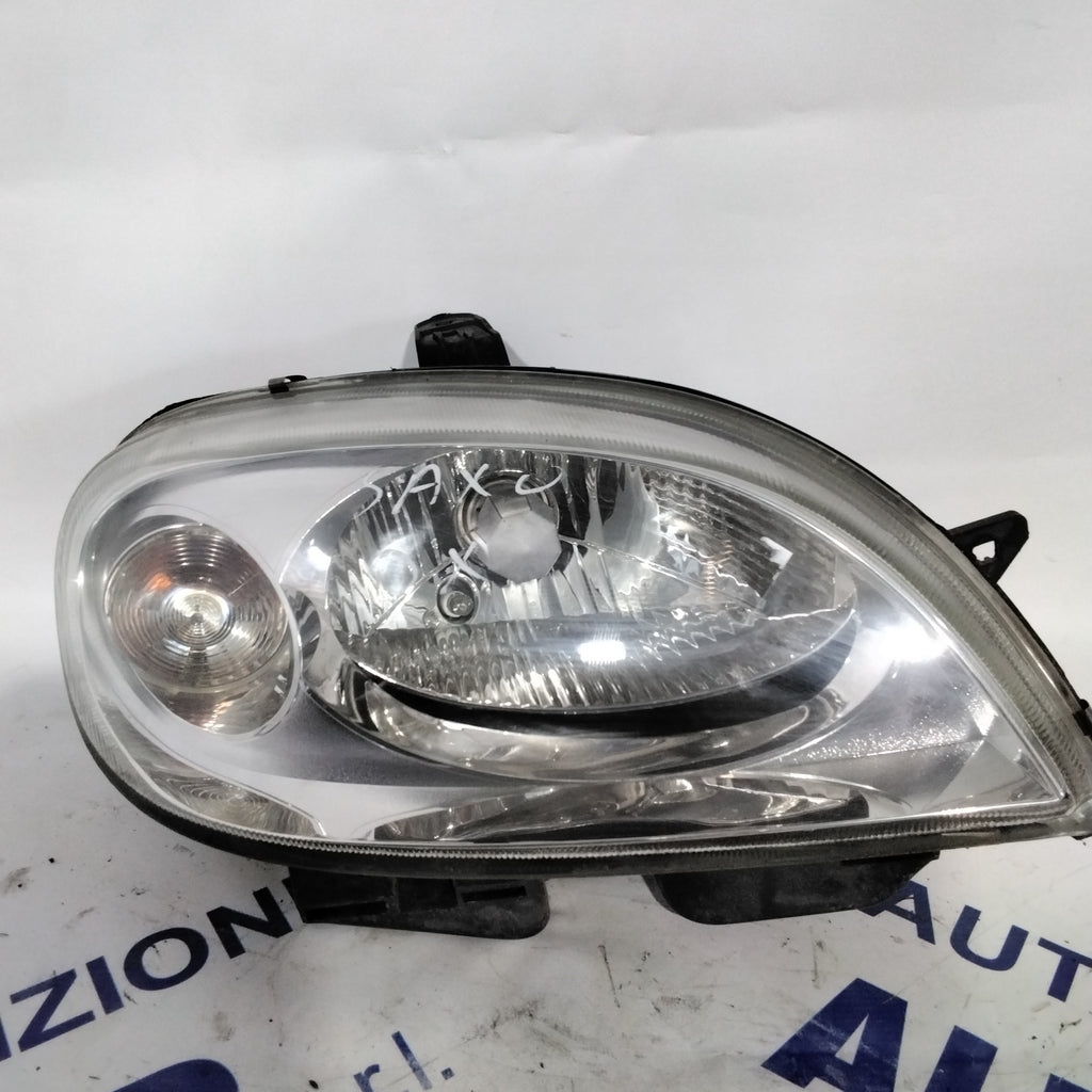 Right headlamp Citroen Saxo year 2001 code: 89004404 (sf8p4)