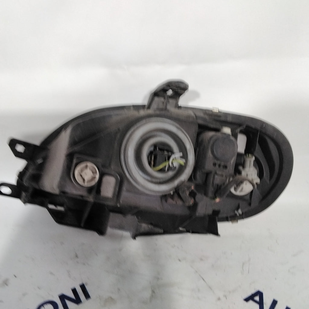 Right headlamp Citroen Saxo year 2001 code: 89004404 (sf8p4)