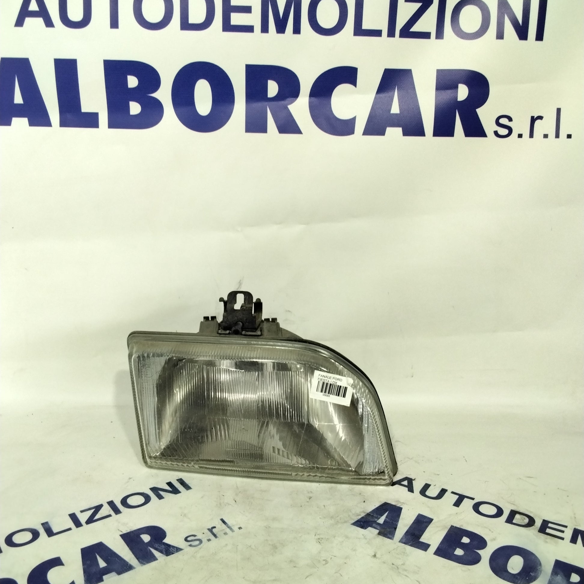 Right headlamp Ford Fiesta year 1996 code: 0220073 (sf8p3)