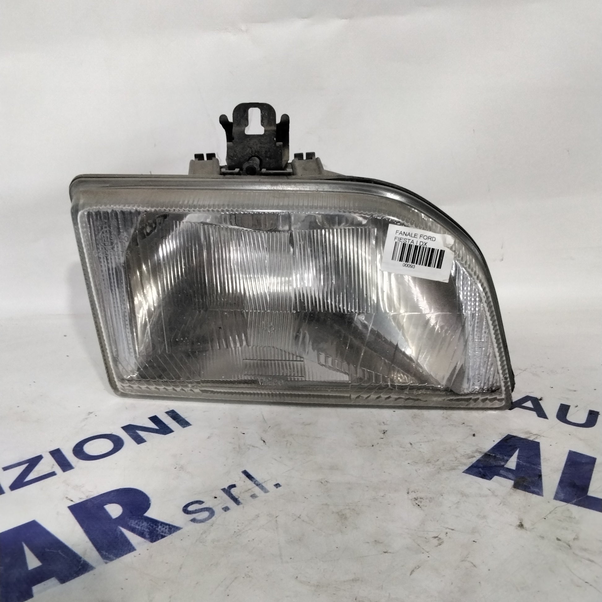 Right headlamp Ford Fiesta year 1996 code: 0220073 (sf8p3)