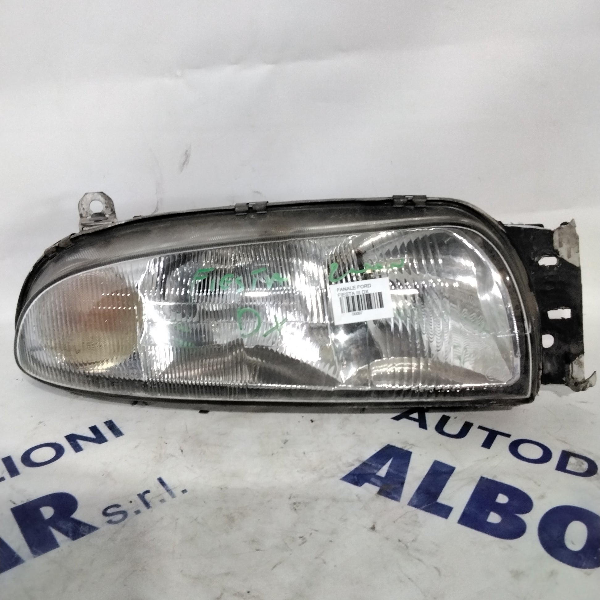 Right headlamp Ford Fiesta year 2000 code: 0301049202 (sf8p3)