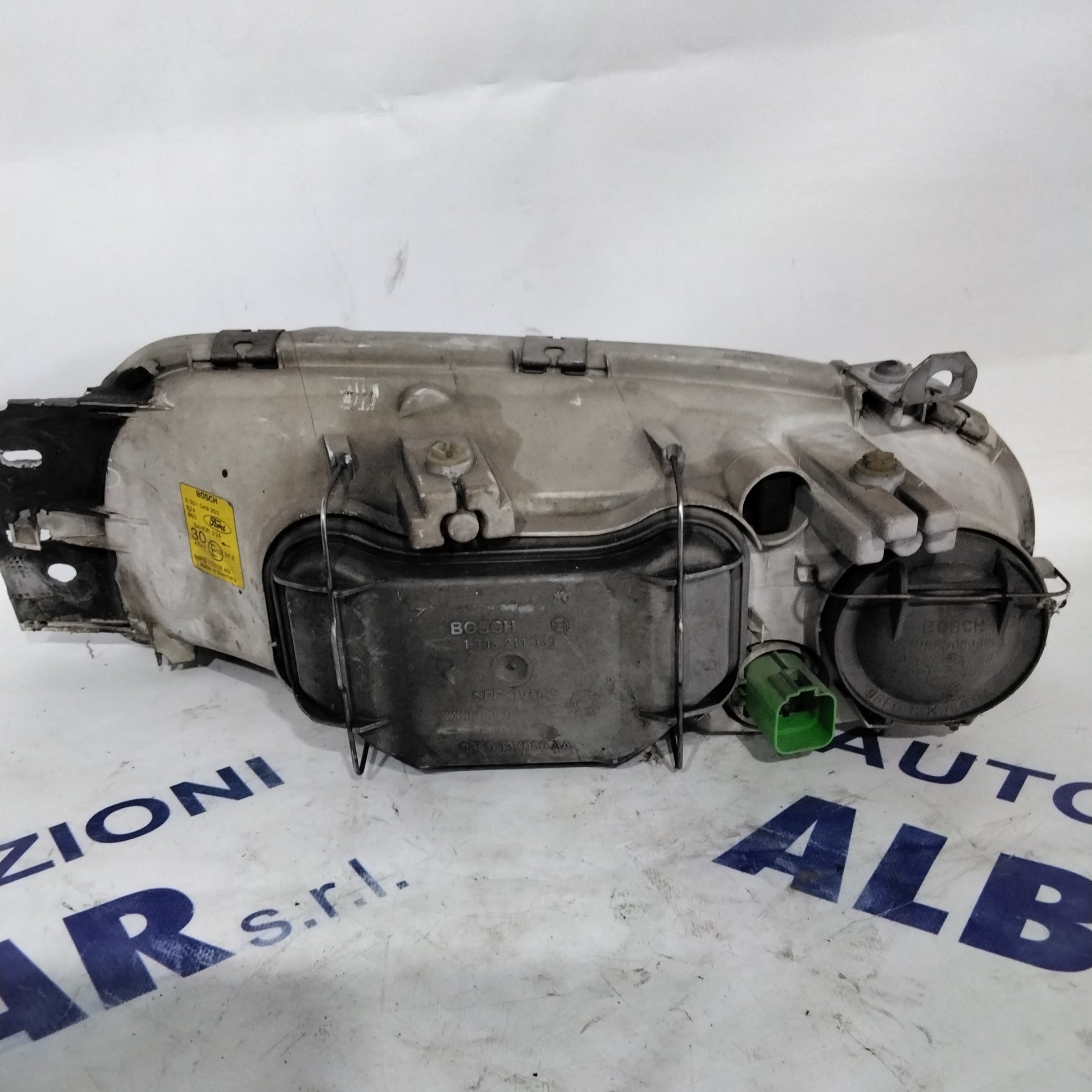 Right headlamp Ford Fiesta year 2000 code: 0301049202 (sf8p3)