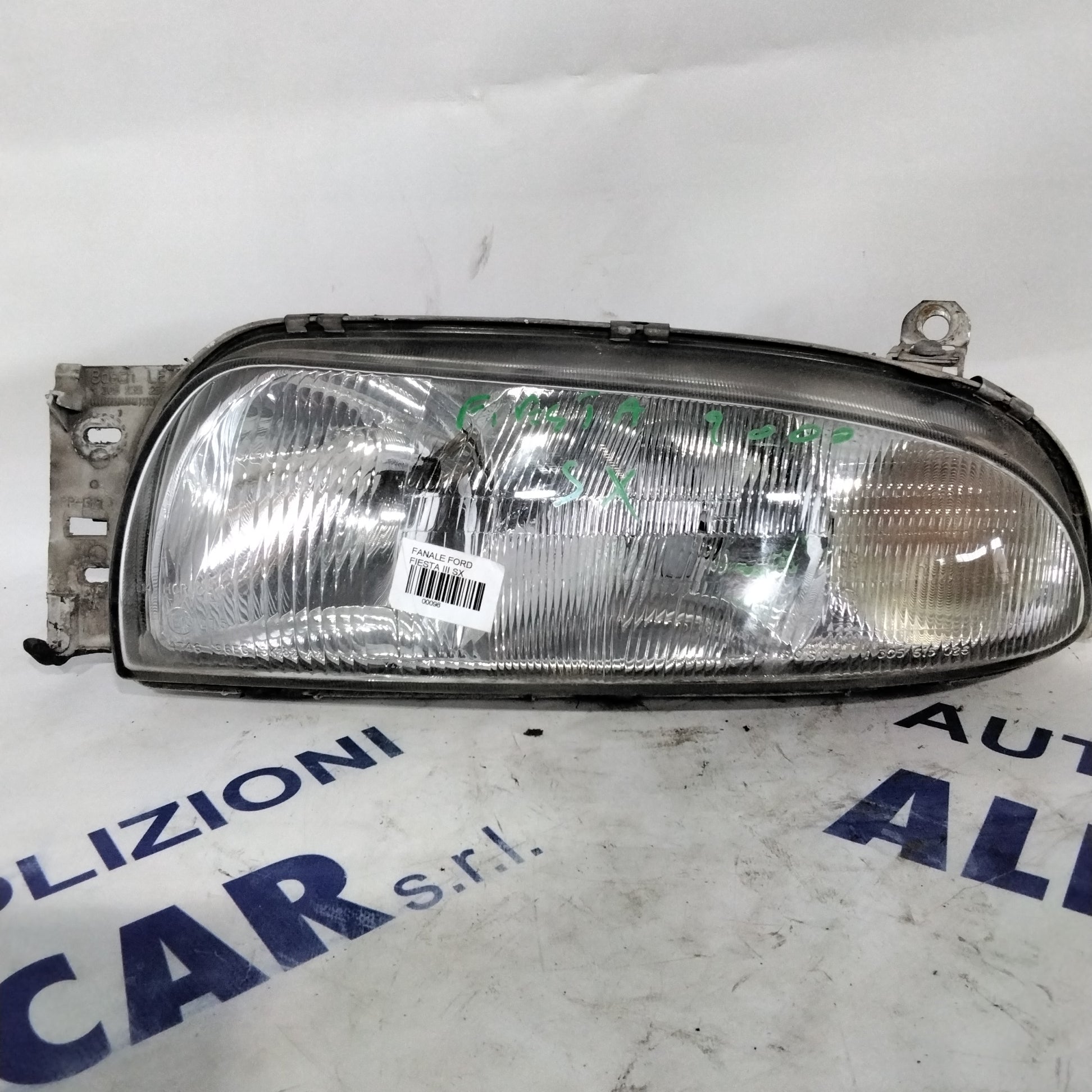 Left headlamp Ford Fiesta year 2000 code: 0301049201 (sf8p3)