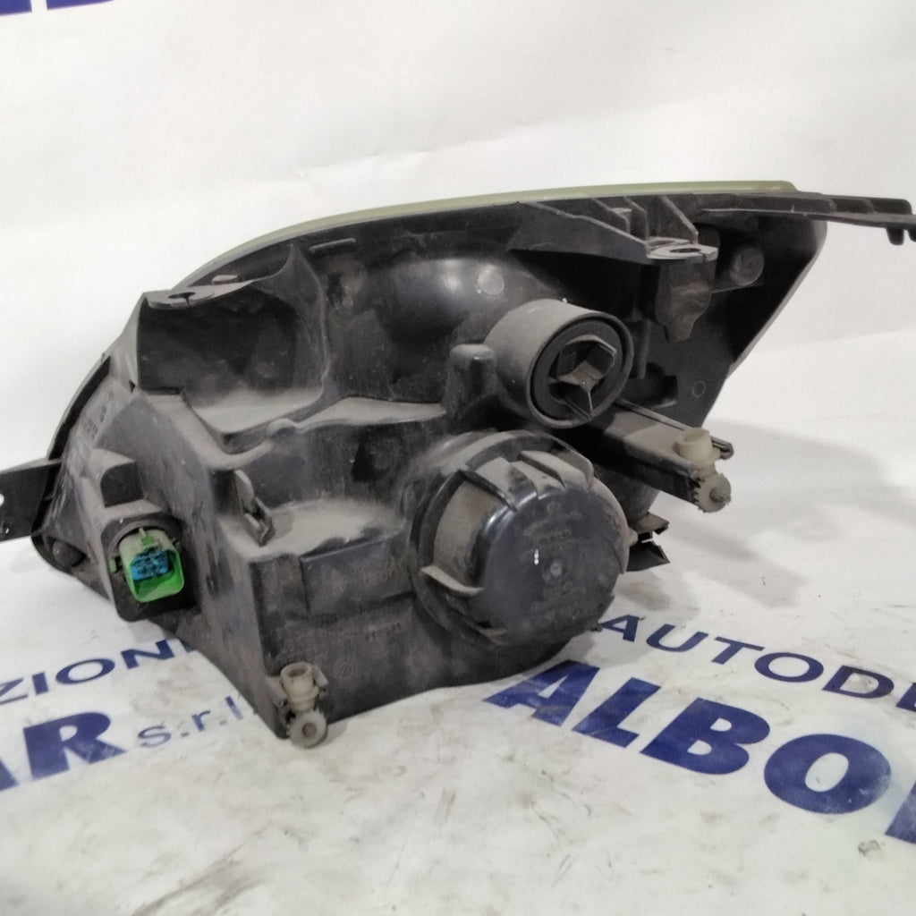Faro fanale ford fiesta destro  anno 2004 codice: 0374D (sf8p3)