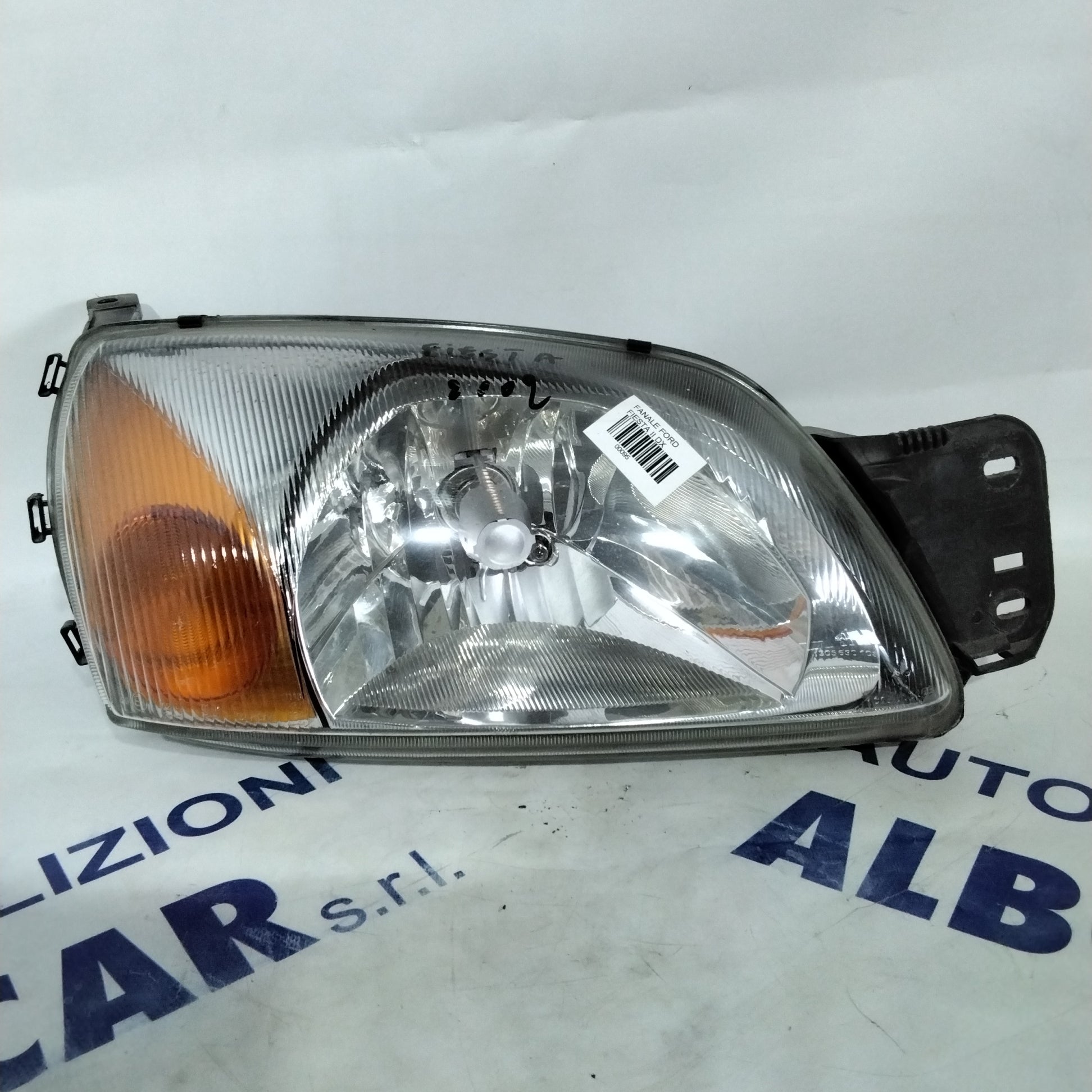 Ford Fiesta right headlamp year 2002 code: 0301178008 (sf8p3)