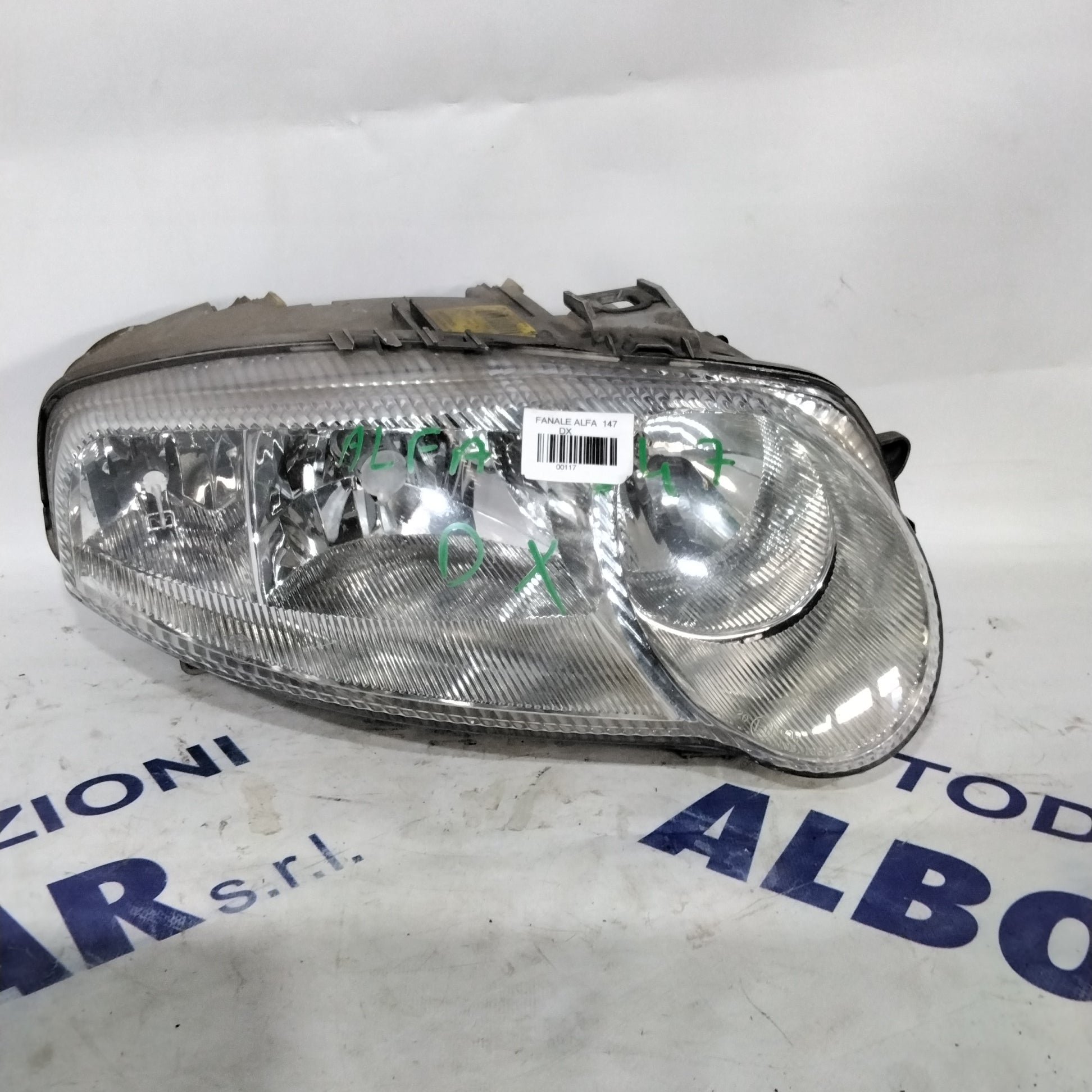 Alfa Romeo 147 right headlight, year 2004, code: 465565640 (sf8p5)