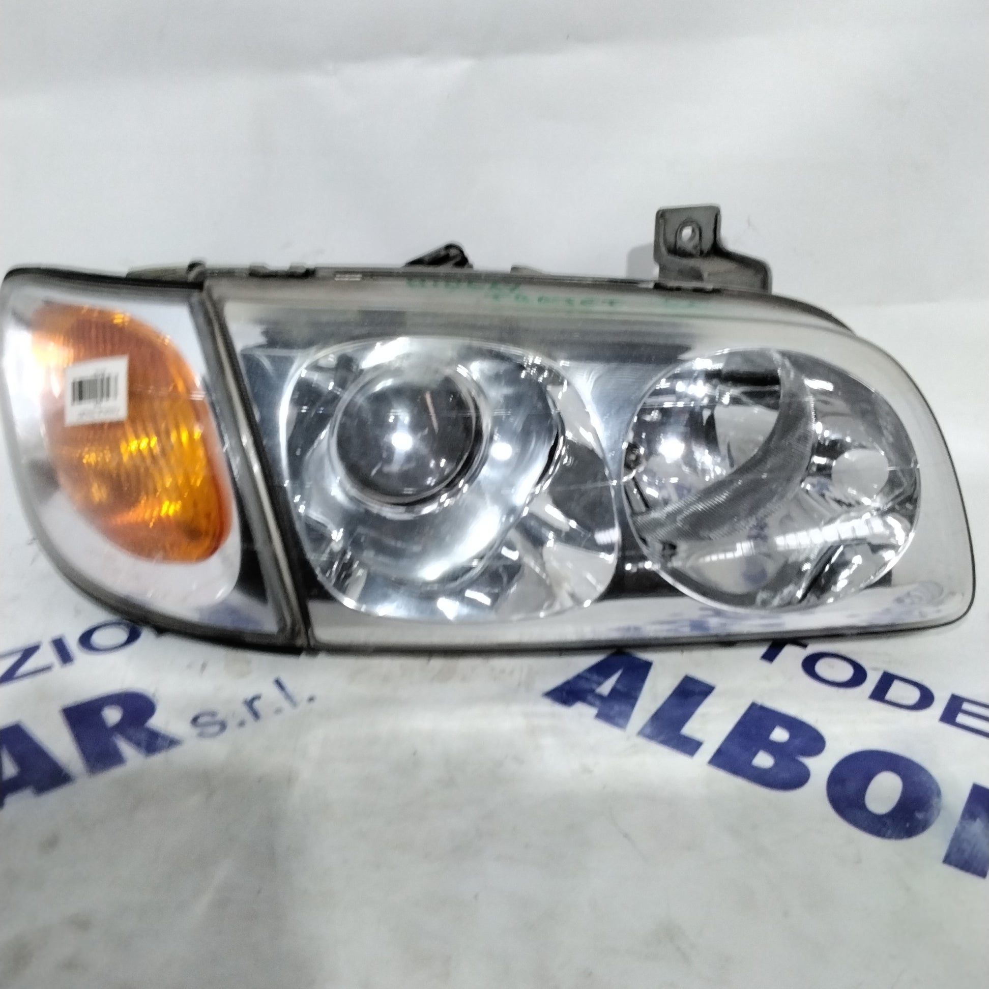 Right headlight Hyundai Trajet year 2002 code: 923023A0 (sf8p5)