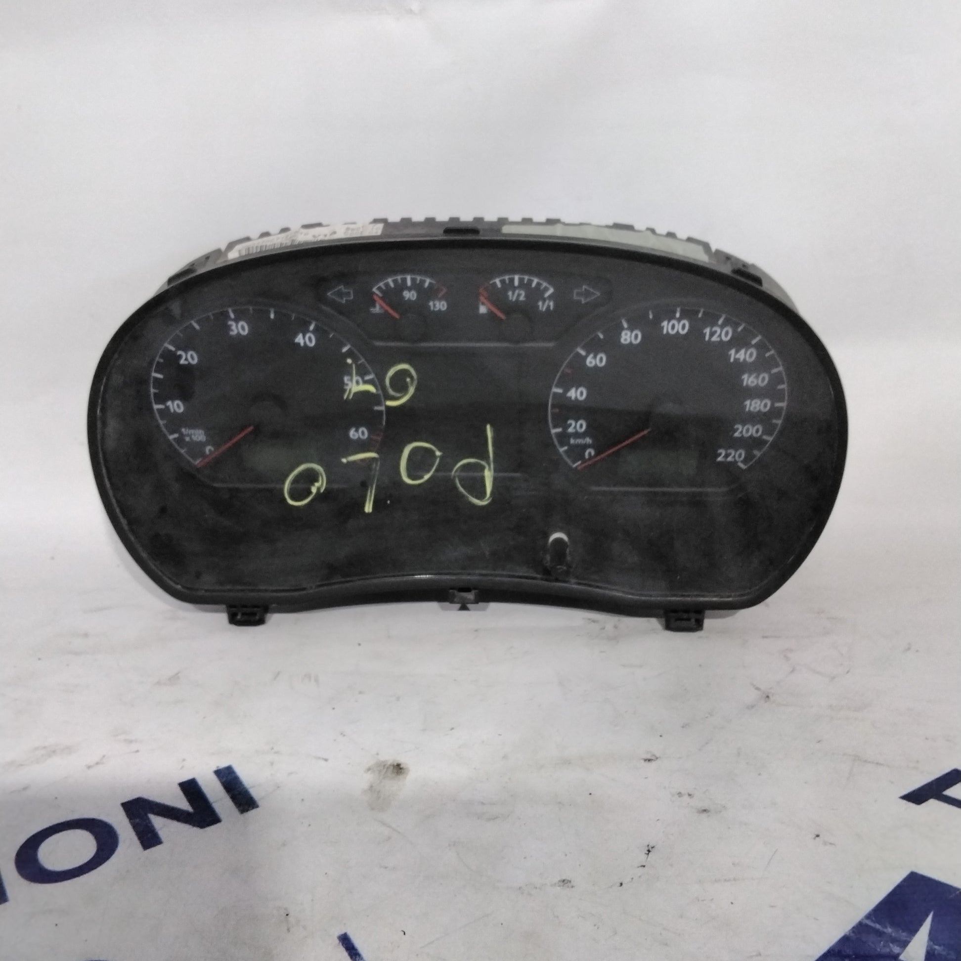 dashboard/speedometer Volkswagen Polo year 2001 code: 6Q0920800P (sf7p2)