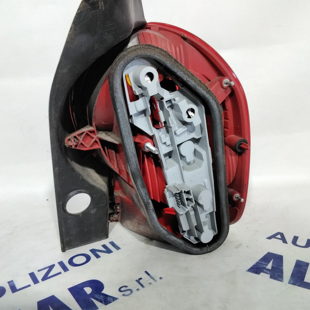 Renault Modus left tail light year 2006 code: 8200538786 (sf9p1)