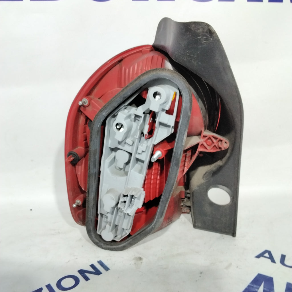Renault Modus right tail light year 2006 code: 8200538785 (sf9p1)