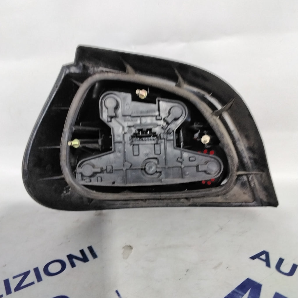 Renault Megane 2002 right stop light code: 7700828138 (sf9p1)