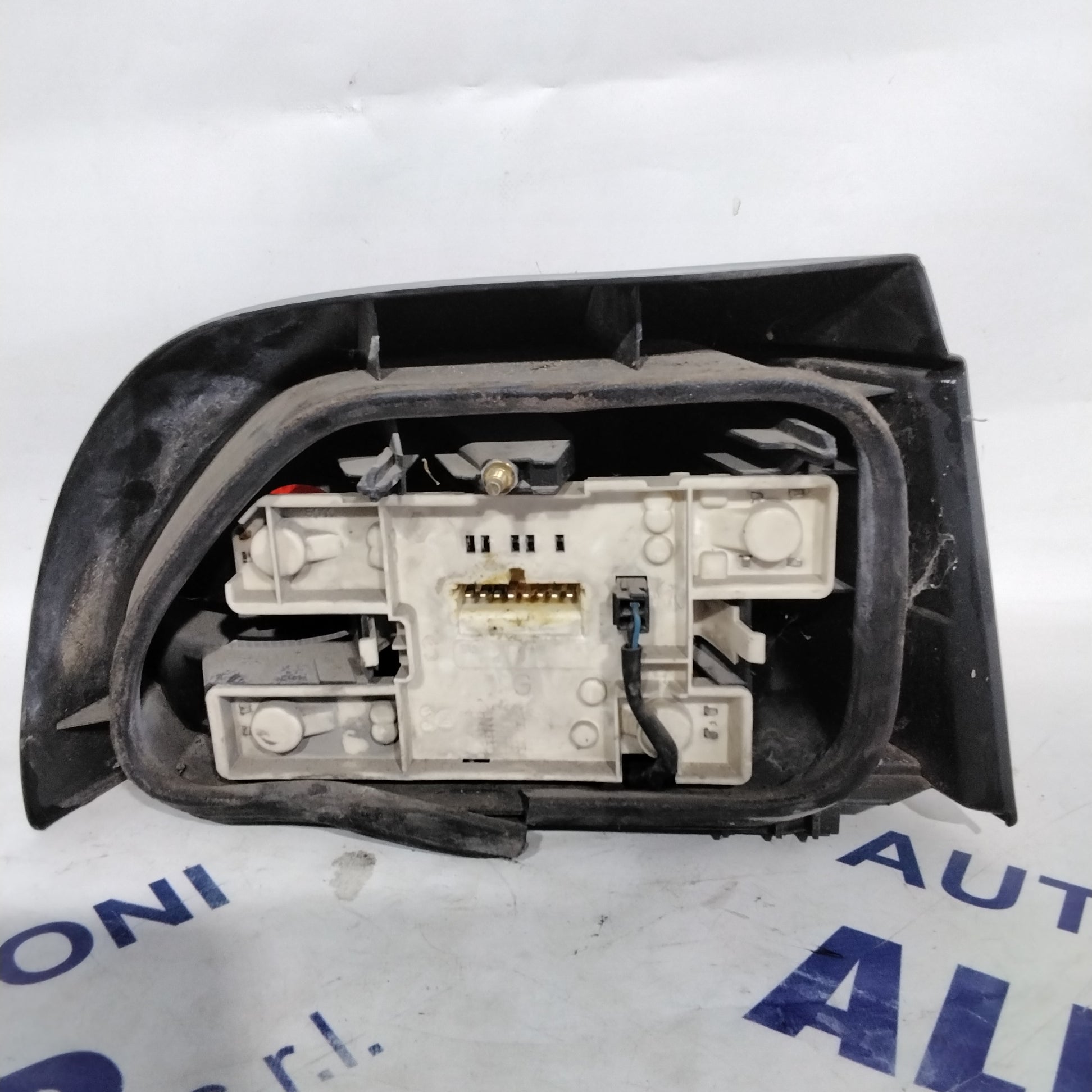 Renault Clio left tail light year 1995 code: 7700796117 (sf9p1)