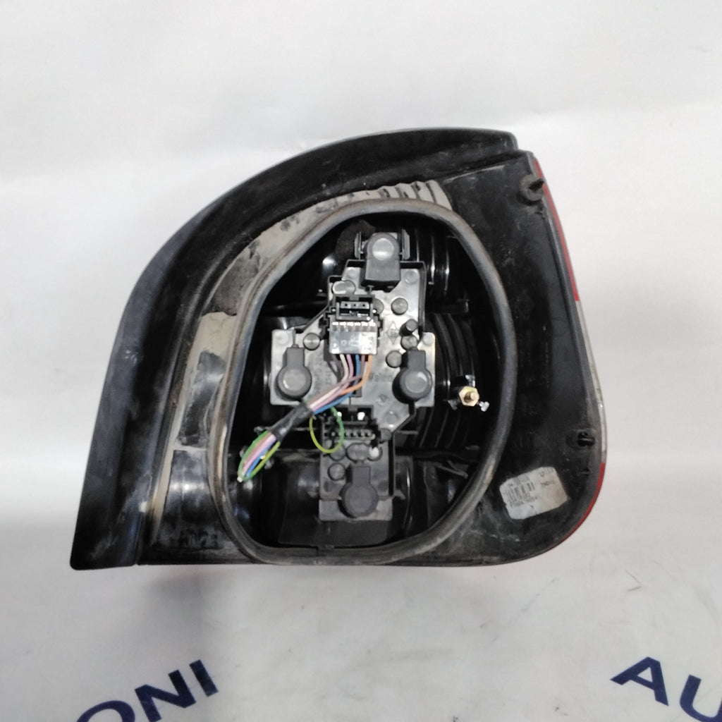Renault Scenic left brake light year 2001 code: 7700428054(sf9p1)