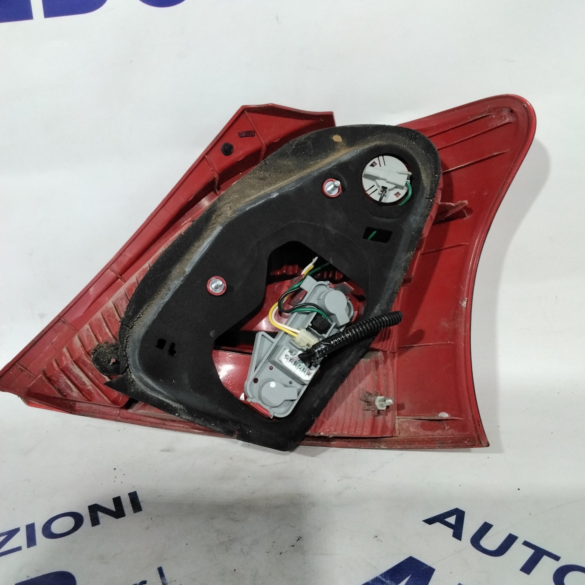 Toyota Yaris left tail light 2006 (sf9p1)
