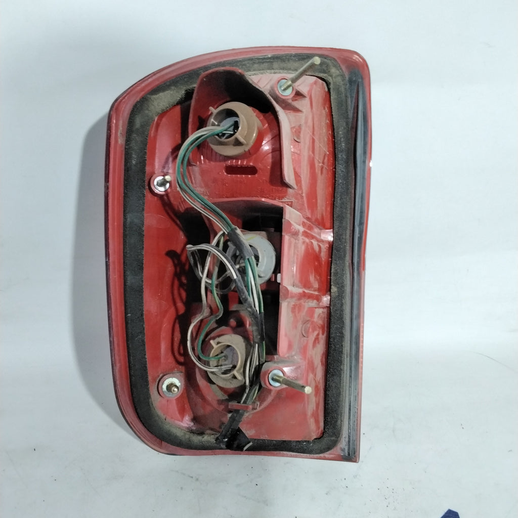 Toyota Rav4 right tail light year 2004 (sf9p1)