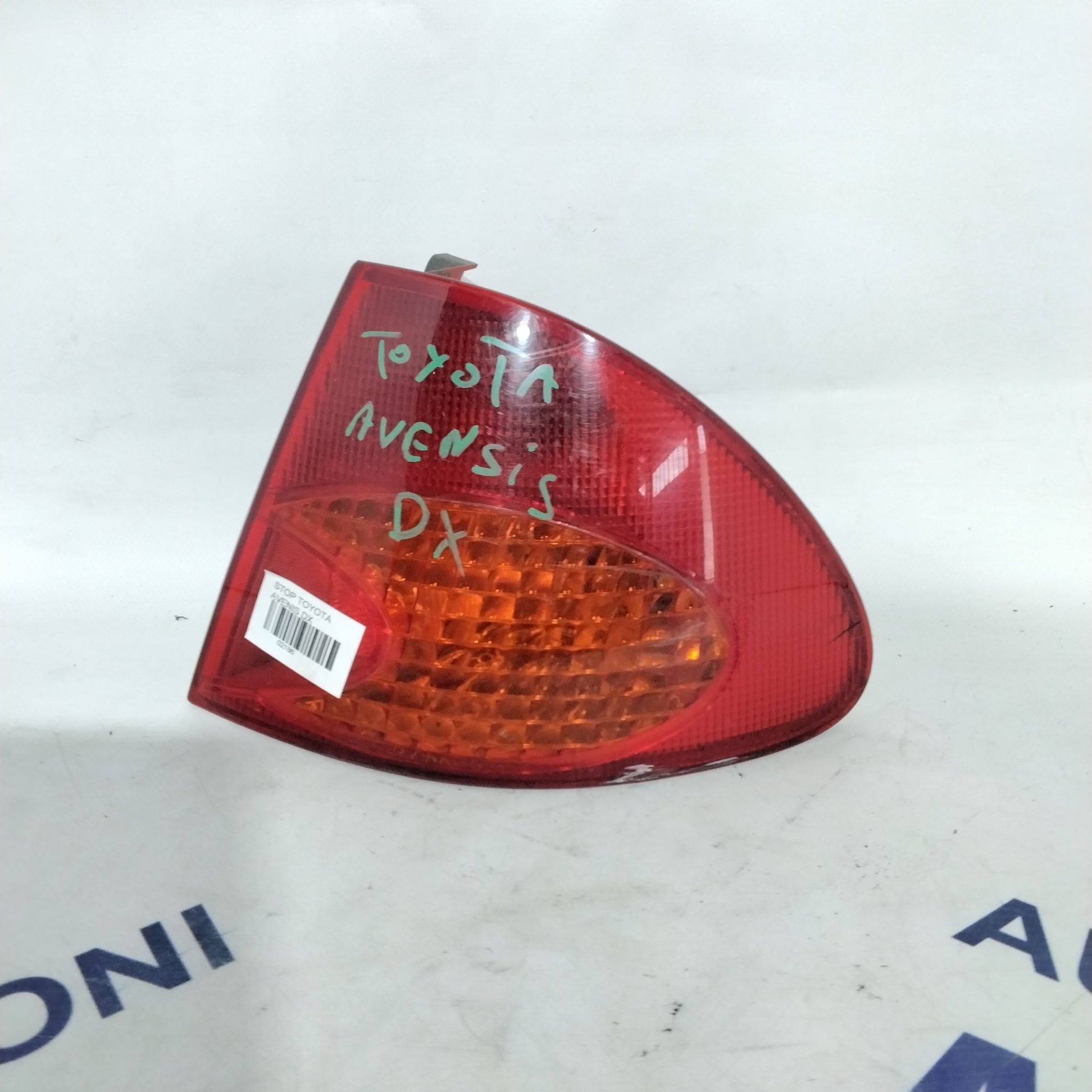 Toyota Avensis right stop light year 2002 (sf9p1)