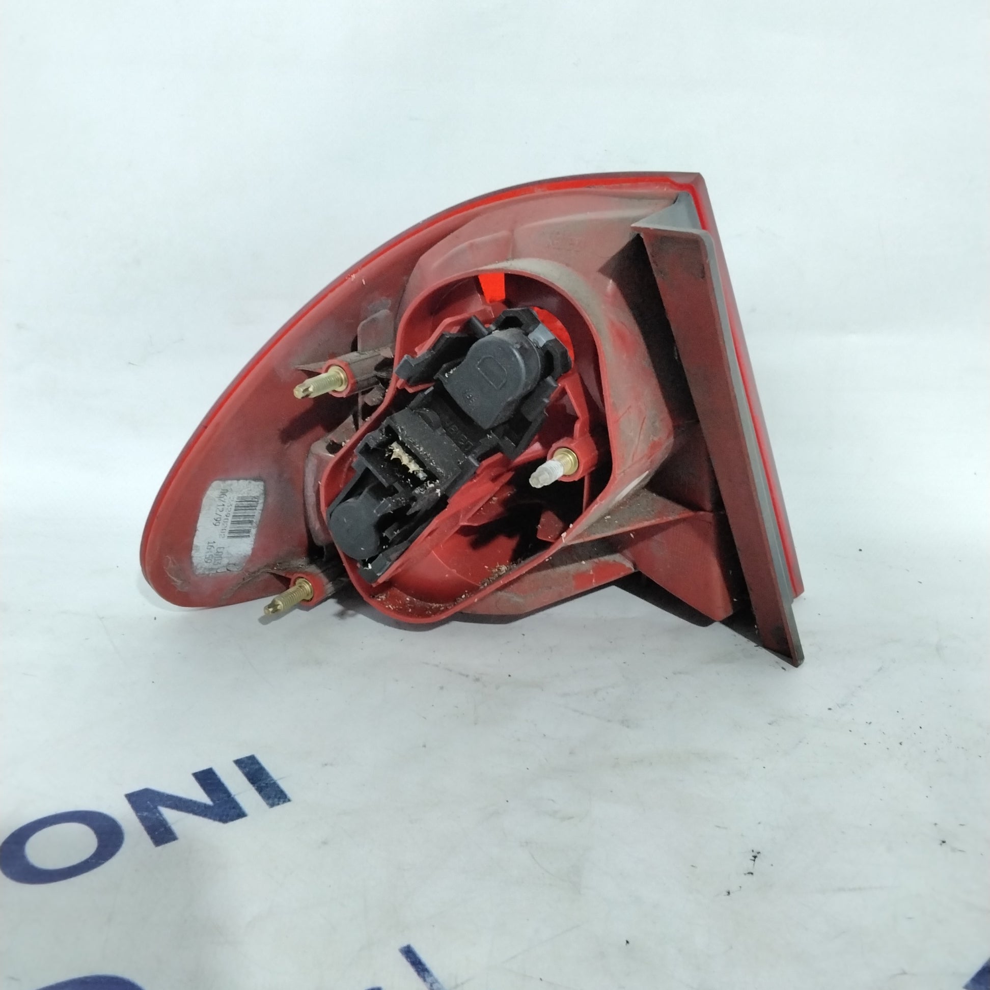 Toyota Avensis right stop light year 2002 (sf9p1)