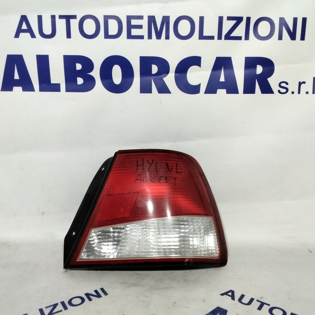 Hyundai Accent right tail light 2002 code: R92402252 (sf9p2)