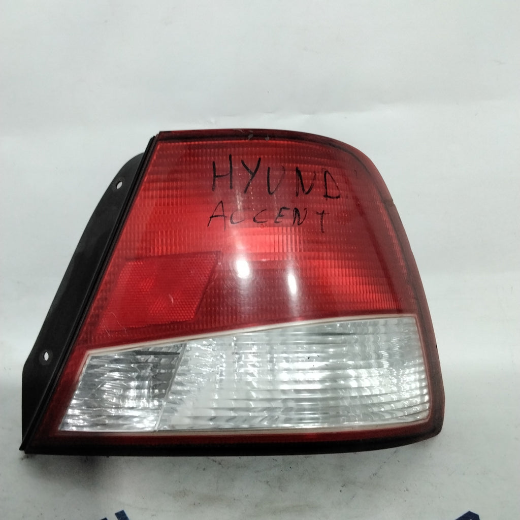 Hyundai Accent right tail light 2002 code: R92402252 (sf9p2)